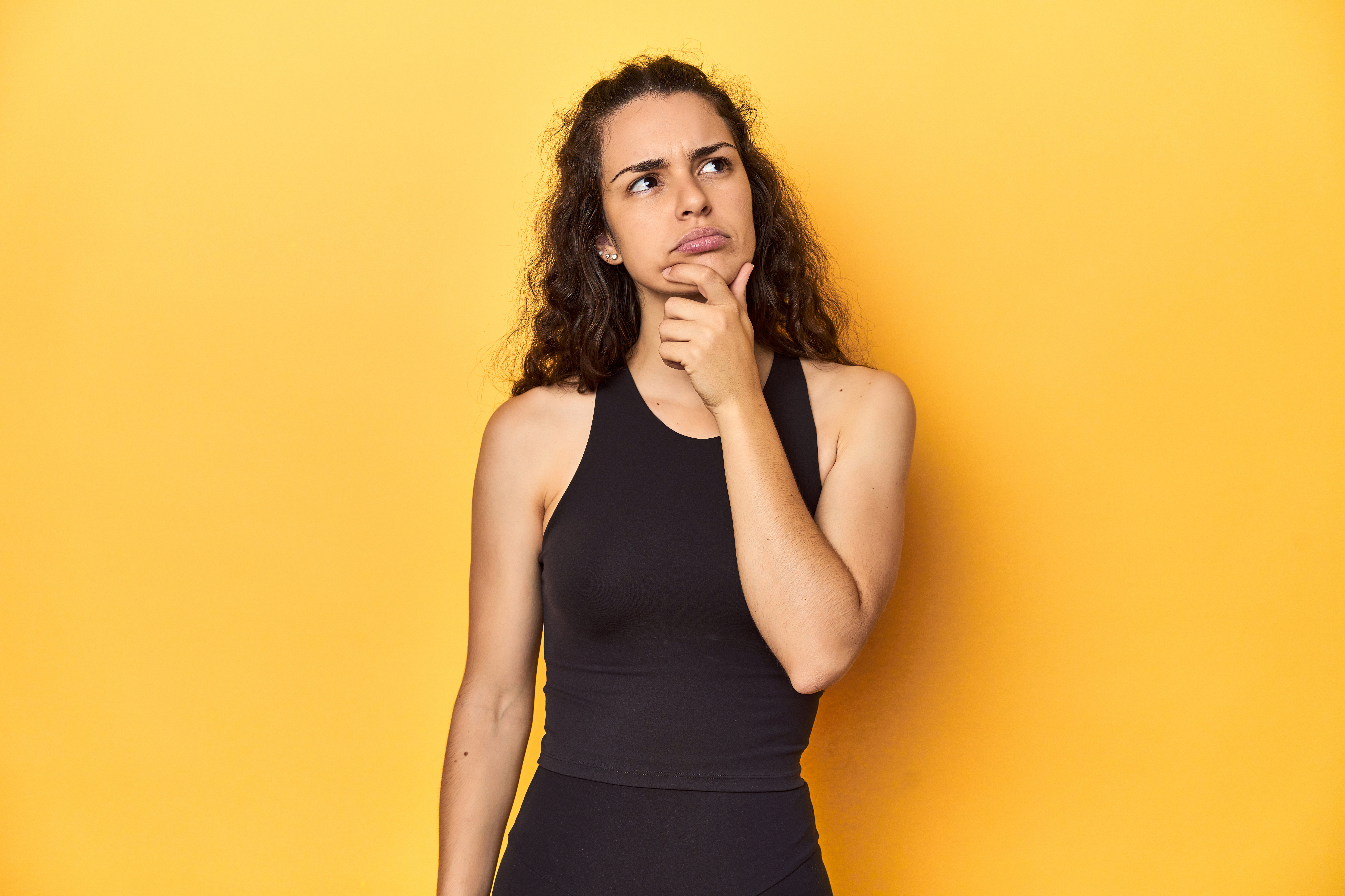 women shows signs of needing Let’s look at key signs indicating a need for hormone replacement therapy. Understand the benefits of early intervention during perimenopause and tips for a smoother transition.